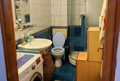 Apartament compus din: o camera, bucatarie, hol, baie, balcon, cu o suprafa?a de 33 - 2