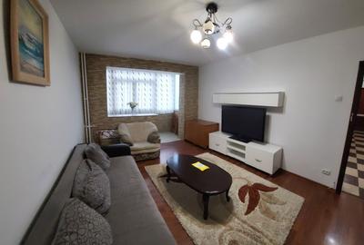 Apartament cu 3 camere decomandat în Republicii