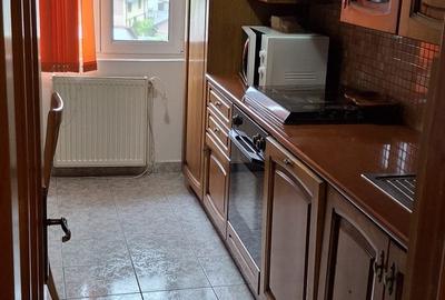 Apartament 2 camere,   hol patrat , logie, balcon imbunatatit cu CT si AC.