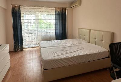 Apartament cu 3 camere decomandat, mobilat în Decebal