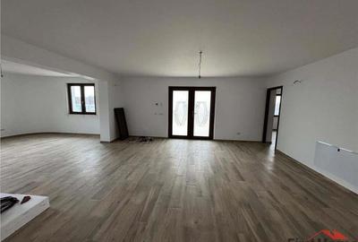 Vila deosebita Parter + Mansarda de vanzare in Odobesti - 4