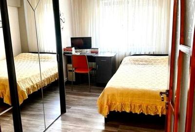 Apartament 3 camere modern,cu boxa,balcon,loc parcare,parter, zona 1 Mai - 3