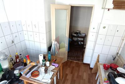 Apartament cu 3 camere semidecomandat în Hipodrom