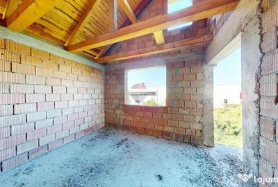 Casă cu 5 camere cu Teren 1000 Mp în Cristian