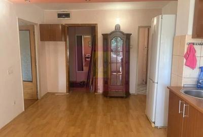 Apartament cu 3 camere decomandat în Drumul Sării