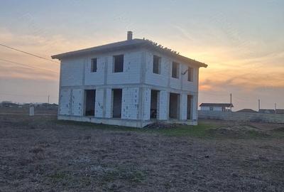 Casă cu Teren 1000 Mp în Central - 1