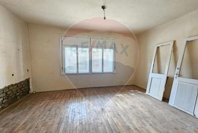 Casă cu 3 camere cu Teren 475 Mp în Central