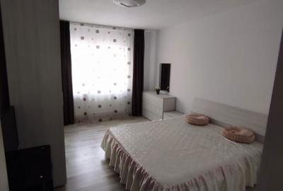 Apartament cu 3 camere semidecomandat, mobilat în 1 Mai - 2