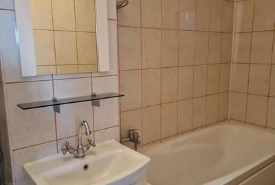 Apartament cu 2 camere decomandat în Tractorul