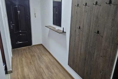 Apartament cu 2 camere semidecomandat în Girocului