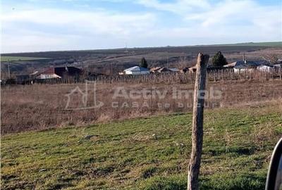 Teren de 1392 mp, în Vânători - 8