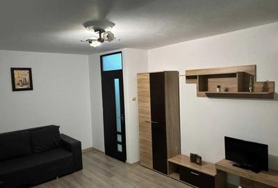 Garsonieră decomandată în Apărătorii Patriei