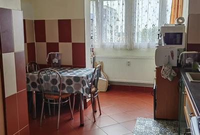 Apartament de vanzare, cu 3 camere,etaj 8 din 10 ,decomandat,zona Fortuna - 3