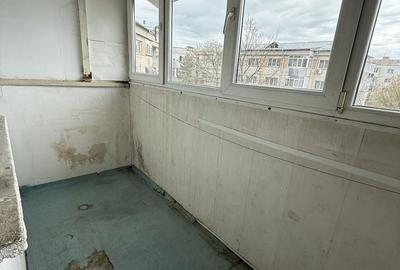 Apartament cu 3 camere decomandat în Rovine