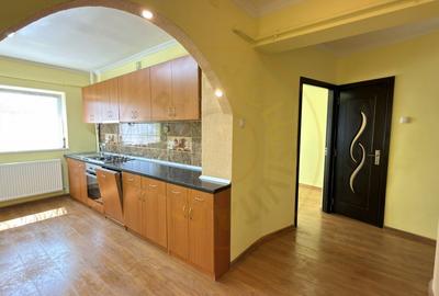 Apartament cu 3 camere semidecomandat în Carei - 1