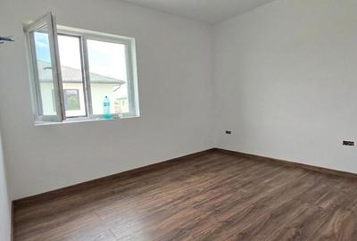 Casă cu 4 camere cu Teren 400 Mp în Domnești - 1