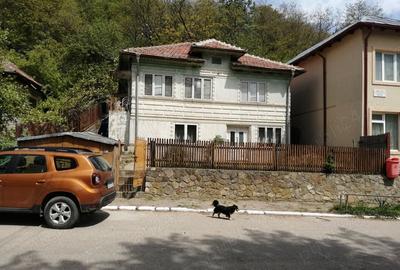 Casă cu 5 camere cu Teren 500 Mp în Lopătari - 1