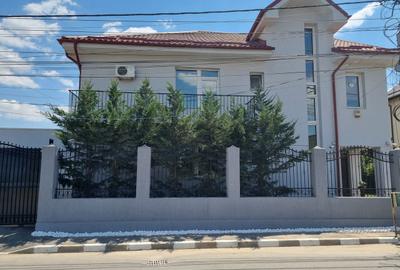 Casă cu 5 camere cu Teren 500 Mp în Central