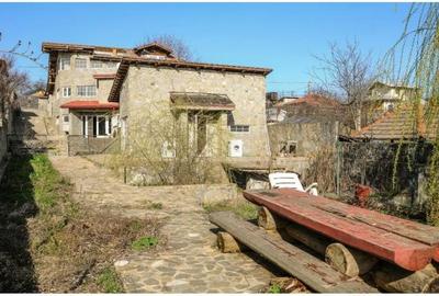 Casă cu 7 camere cu Teren 953 Mp în Central