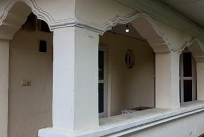 Casa renovata   complet mobilata cu livada mare cu pomi frctiferi - 2