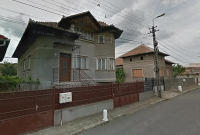 Casă cu 3 camere cu Teren 235 Mp în Central