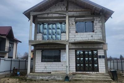 Casă cu 4 camere în Șerbănești