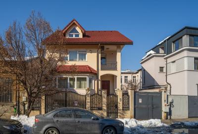 Casă cu 7 camere în Calea Călărașilor