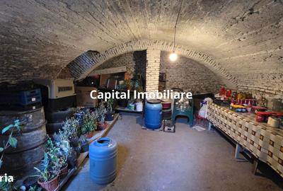 Casă cu 4 camere decomandat cu Canalizare în Traian - 1