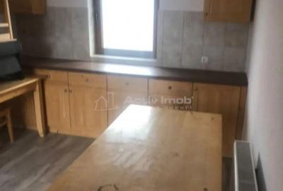 Casă cu 10 camere cu Teren 300 Mp în Cristian