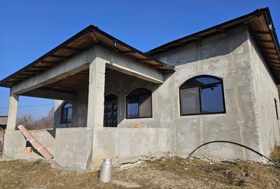 Casă individuală cu 4 camere cu Canalizare în Boțești - 2