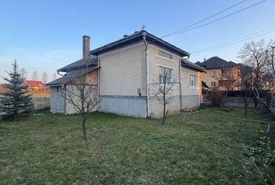 Casă cu 3 camere cu Teren 4000 Mp în Central