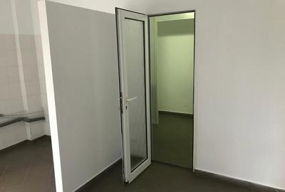 Spațiu comercial, de 80 mp, în Central - 4