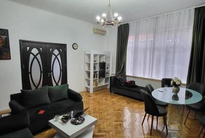 Apartament cu 3 camere, mobilat în P-ța Universității