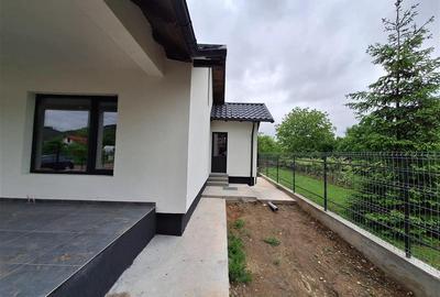 Casă individuală cu 4 camere cu Teren 400 Mp în 9 Mai - 2