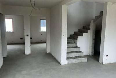 Casă cu 4 camere în Central - 2