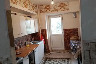 Inchiriez apartament cu 3 camere pe str.panselutelor ap 18 etaj 1 - 3