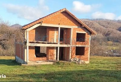 Casă cu 5 camere cu Teren 4564 Mp în Curățele - 1