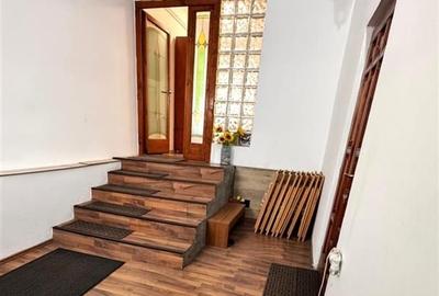 Casa in apreciabil potential,cu terase, curte,gradina echipata,2 pivnite,Str. Ro - 5