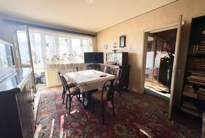 Apartament cu 3 camere decomandat în P-ța Victoriei