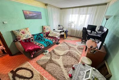 Apartament cu 3 camere decomandat în Nicolina