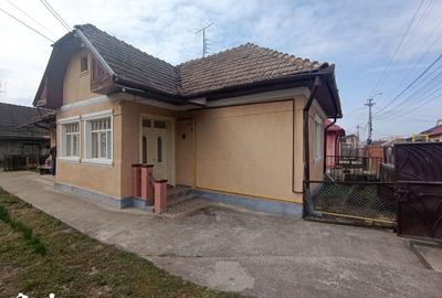 Casă cu 2 camere cu Teren 1400 Mp în Central