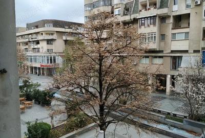 Vand apartament 4 camere decomandate, cu 4 balcoane ?i o logie, situat la km.0 in Craiova. - 2