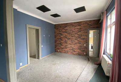 Casă individuală cu 7 camere cu Canalizare în Capitale - 1