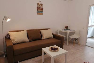 Garsonieră decomandată în Roșu