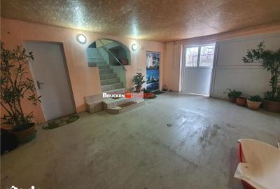 Casă cu 6 camere cu Teren 824 Mp în Central - 3