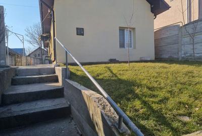 Casă cu 3 camere cu Teren 120 Mp în Central - 1