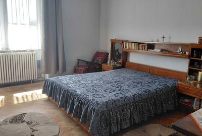 Casă cu 4 camere decomandat în Central - 2