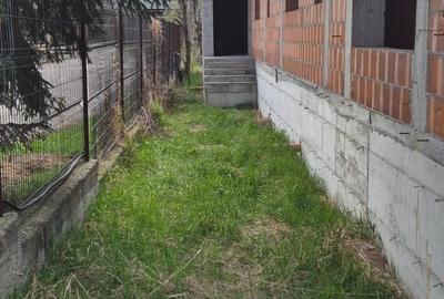 Casa la rosu foarte solida in centrul Covasnei - 4