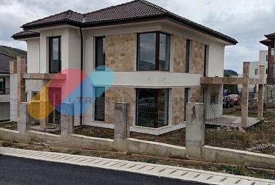 Casă individuală cu 4 camere cu Canalizare în Chinteni