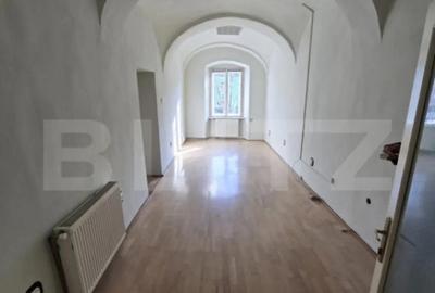 Spațiu comercial, de 223 mp, în Central - 8